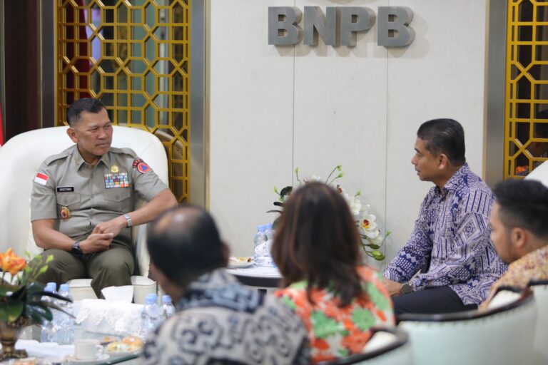 "BNPB mengkaji tawaran bantuan pesawat amfibi, helikopter, dan teknologi pemantauan dari Malaysia untuk penanganan karhutla di Indonesia."