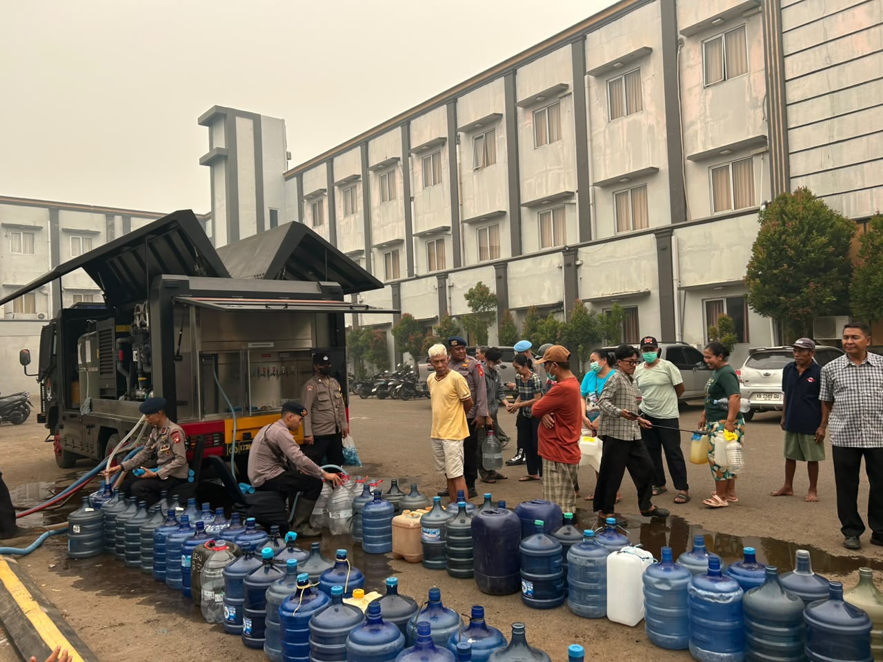 Dampak Kemarau, Brimob Salurkan Air Bersih bagi Warga Ketapang