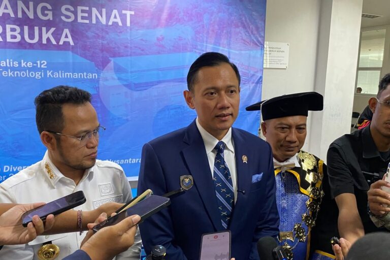 "Jalur kereta api Kalimantan disiapkan jadi urat nadi angkutan batu bara dan CPO; Menko AHY tegaskan perlunya kalkulasi detail tata ruang dan kapasitas fiskal."