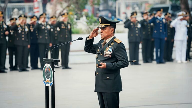 Danrem 091/ASN Brigjen TNI Anggara Sitompul memberi hormat dalam upacara ziarah HUT TNI