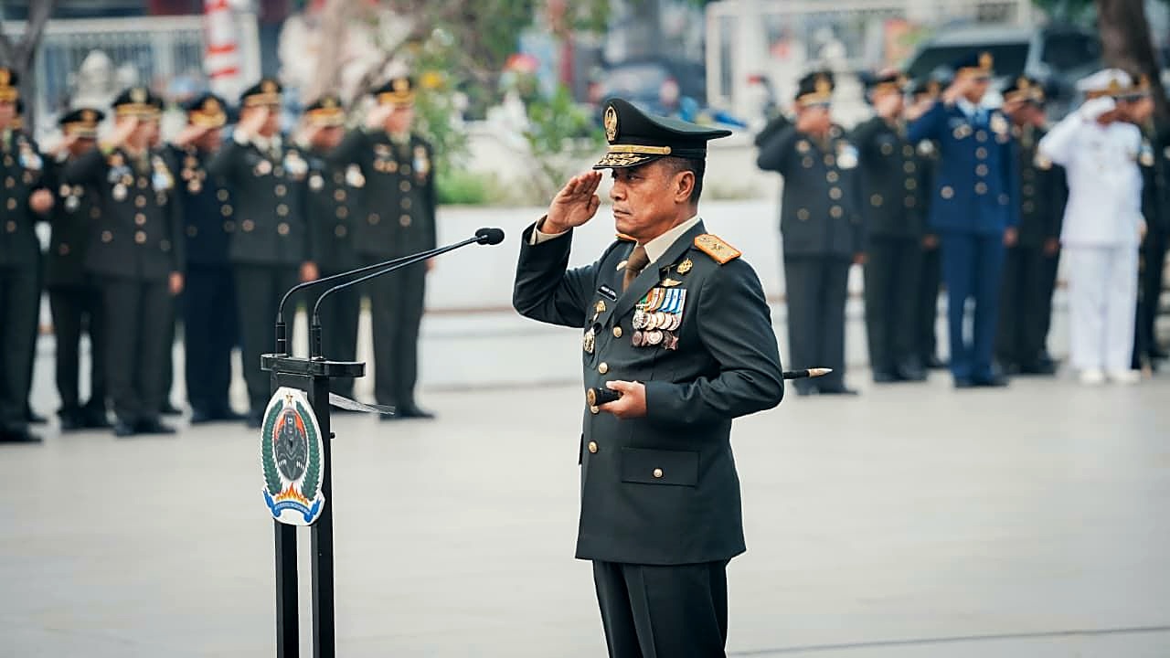 Danrem 091/Aji Surya Natakesuma Pimpin Ziarah dan Tabur Bunga Sambut HUT ke-81 TNI di Samarinda