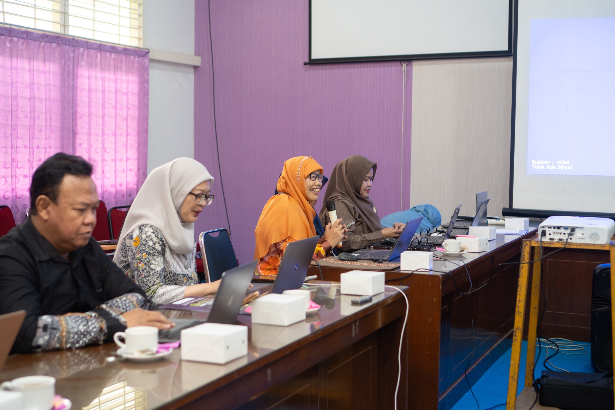 Dekan Fahutan Untan Prof. Farah Diba berhijab abu-abu duduk mendampingi pemateri dari P2SEMH di meja utama rapat.