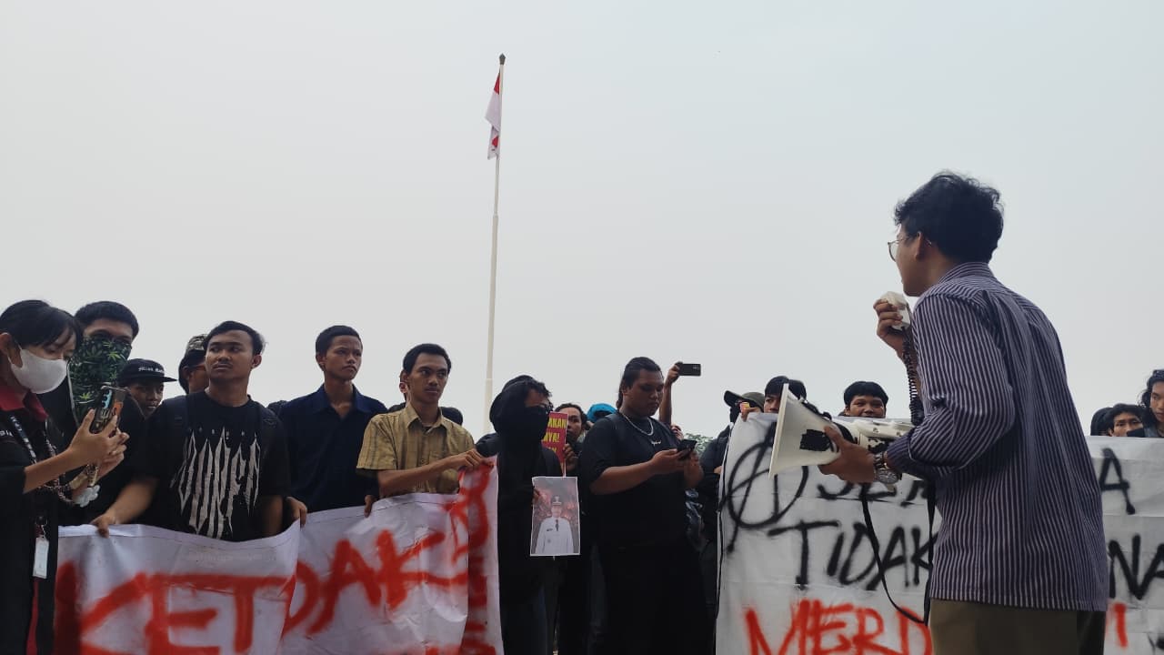 Bawa Tagline Revolusi Kalbar, Massa Aksi Geruduk Kantor Gubernur Ricuh Turunkan Bendera Setengah Tiang