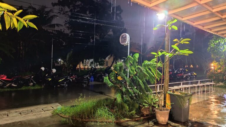 "Meski diguyur hujan lebat pada Rabu, (7/10/2026) malam, kualitas udara di Kota Pontianak masih berstatus Tidak Sehat dengan indeks IQAir di angka 199."