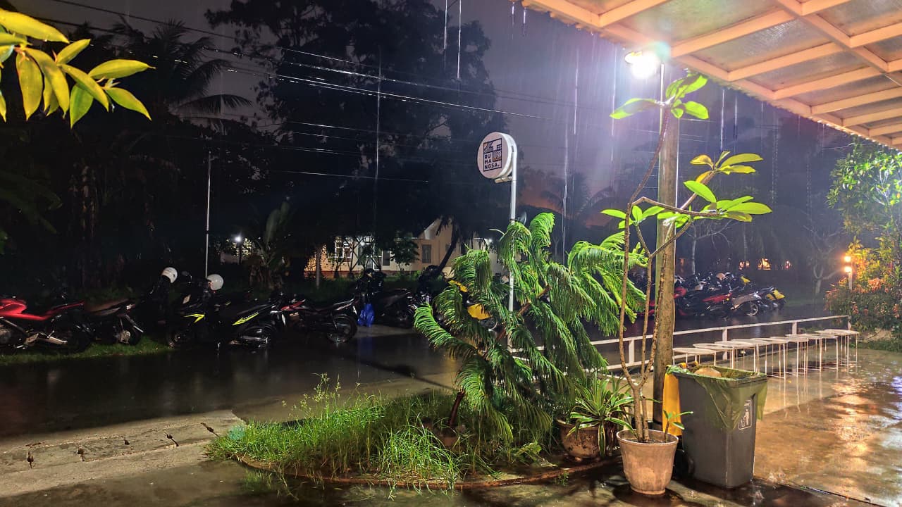 Pontianak Diguyur Hujan Lebat Malam Hari Ini, Kualitas Udara Masih di Kategori Tidak Sehat