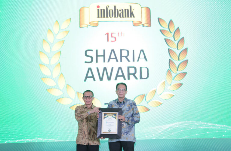 Penyerahan penghargaan Infobank Sharia Awards 2026 kepada Direktur Kepatuhan Bank Kalbar di Jakarta.