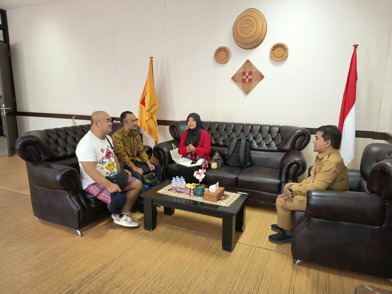 Kepala Dinas Perindustrian Provinsi Kalimantan Selatan bersama jajaran dan perwakilan Long Tail Company asal Jepang dalam pertemuan penjajakan ekspor kerajinan.