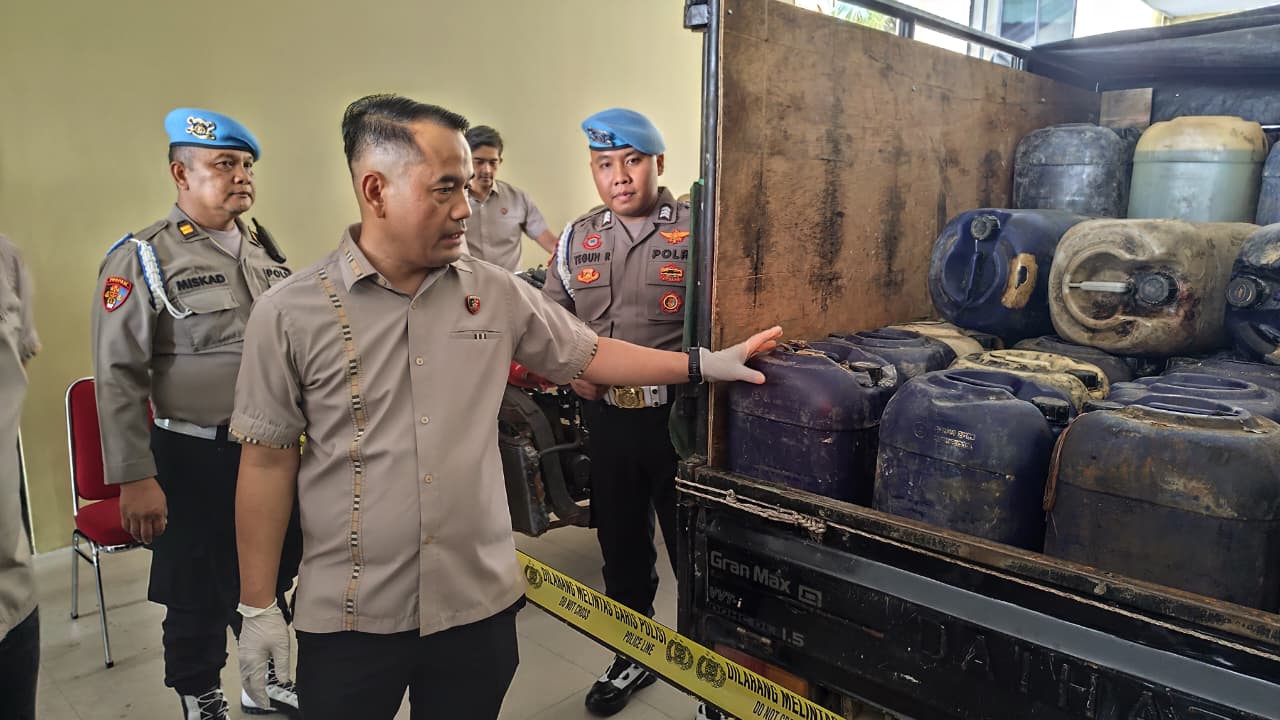 Polda Kalbar Bongkar 12 Kasus BBM Ilegal Dan Bekuk 11 Tersangka