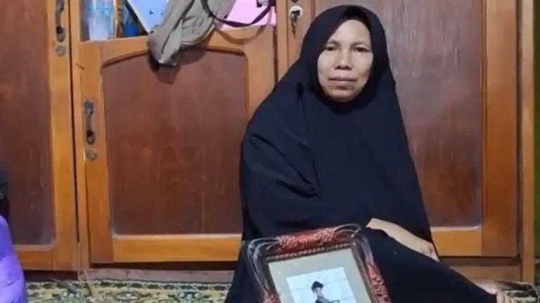 "Kisah pilu Lisnani (29), guru honorer di Banjarmasin yang meninggal dunia usai asma kambuh menembus kabut asap; tinggalkan putri berusia 5 tahun dan pesan terakhir."