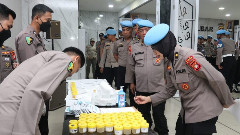 "Bidpropam Polda Kalbar menggelar tes urine terhadap 89 personel guna memperkuat pengawasan internal dan mencegah penyalahgunaan narkoba di lingkungan Polri."