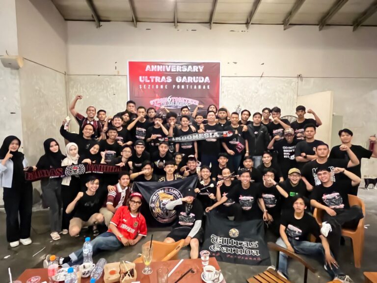 "Ultras Garuda Pontianak gelar nobar final FIFA ASEAN Cup 2026 Indonesia vs Thailand di UpGreat Cafe; suporter tuntut Skuad Garuda raih trofi juara Asia Tenggara."