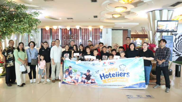 Peserta dan pengurus Panti Asuhan Harapan Bangsa foto bersama manajemen Aston Pontianak saat kegiatan Little Hoteliers Experience. (Dok. HO/Nusantara Post)
