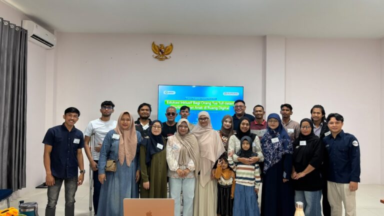 Tim dosen FISIP Untan dan peserta orang tua Tuli berfoto bersama di dalam ruang pelatihan di Pontianak.
