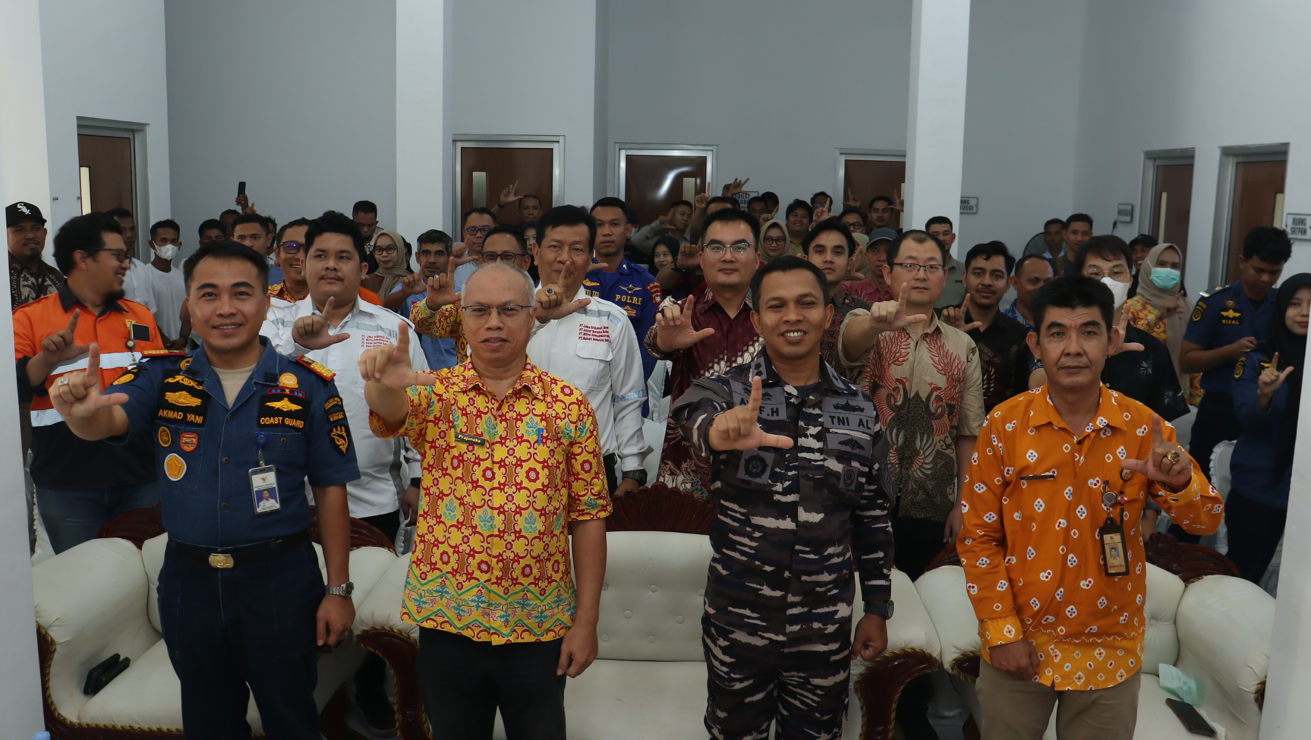 Unit Penyelenggara Pelabuhan Kendawangan Gelar Puncak Harhubnas 2026, Serahkan Bantuan kepada Nelayan