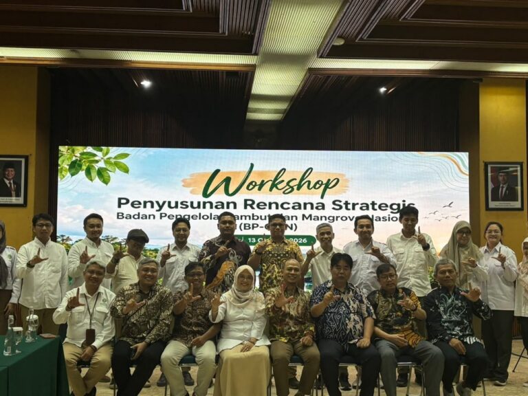 Dua puluhan peserta workshop Renstra BP-GMN berfoto dalam dua baris di depan layar besar bertuliskan judul acara.