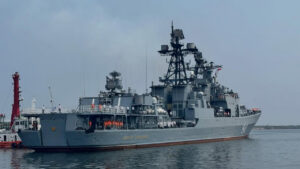 Kapal perang frigat Rusia Marshal Shaposhnikov berlabuh di perairan pelabuhan Jakarta.(Dok. Instagram/@rusemb_indonesia)