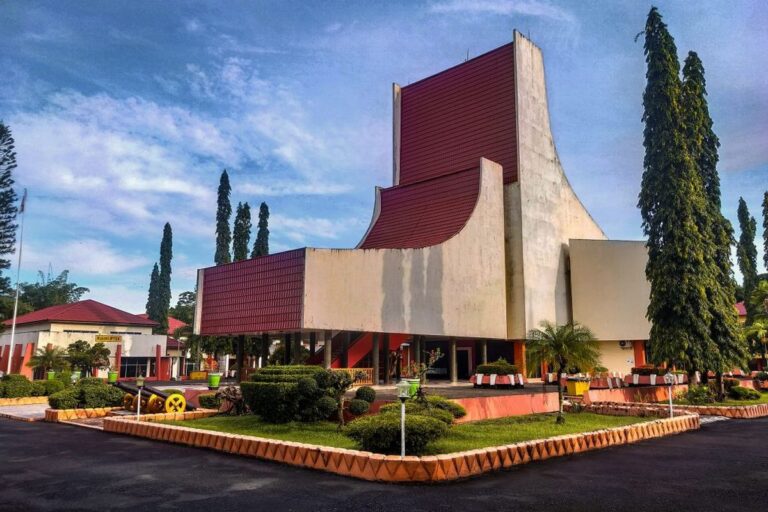 "Gedung induk Museum Lambung Mangkurat Kalsel ditutup sementara selama November-Desember 2026 untuk revitalisasi tata pamer senilai Rp1,8 miliar."
