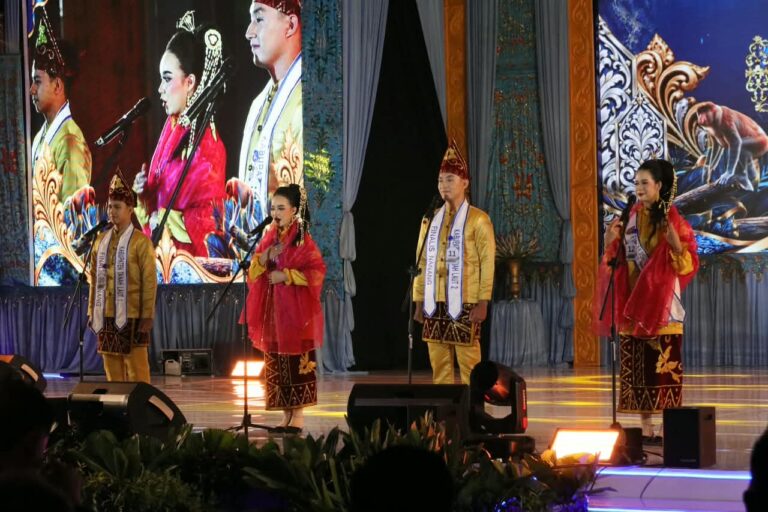 Penobatan pemenang Nanang dan Galuh Kalimantan Selatan 2026 di Hotel Grand Maya Banjarbaru.