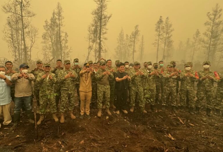 Gubernur Kalteng Agustiar Sabran dan Pangdam XXII foto bersama saat menanam pohon di Tumbang Nusa.