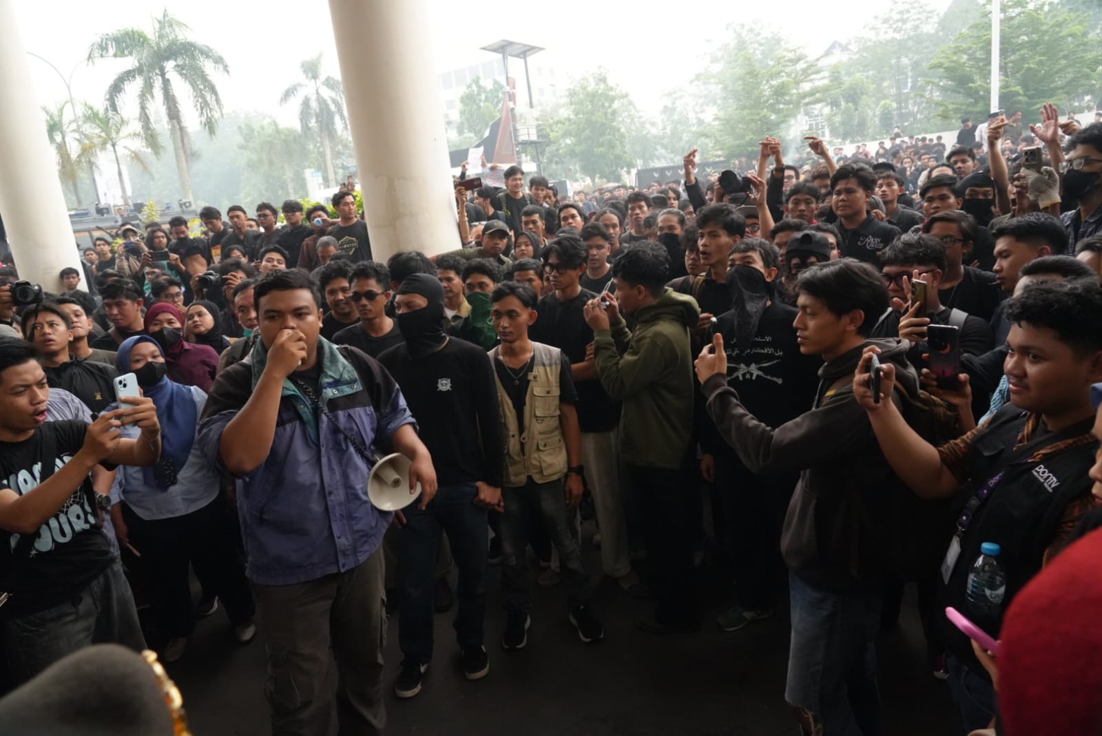 "Gubernur dan Wagub Kalbar berdialog dengan mahasiswa di Gedung DPRD untuk membahas penanganan karhutla, ketersediaan BBM, dan pemadaman listrik."