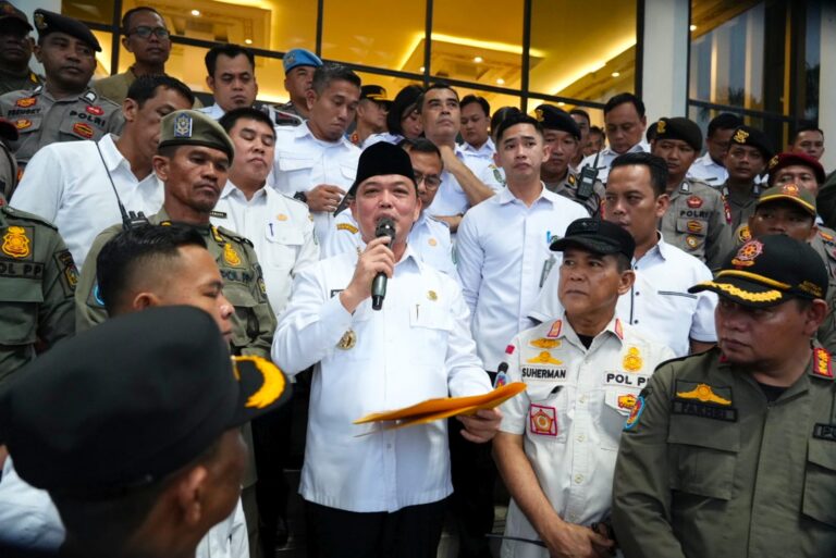 "Gubernur Kalbar Ria Norsan temui demonstran mahasiswa UPB Pontianak dan jelaskan penanganan karhutla, jalan mantap, serta anggaran pendidikan APBD."