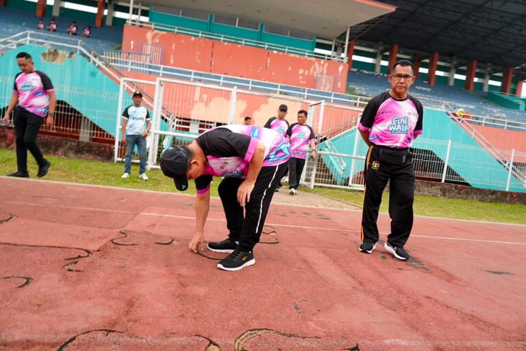 Gubernur meninjau lapangan stadion yang rumputnya tumbuh tinggi di GOR SSA Pontianak.