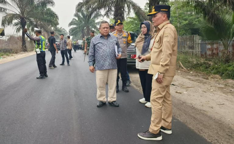 Gubernur Kalimantan Tengah Agustiar Sabran saat meninjau kondisi ruas jalan Sampit–Ujung Pandaran di Kotawaringin Timur.