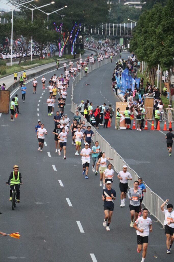 Ribuan pelari dari dalam dan luar negeri memadati lintasan perlombaan Jakarta Running Festival (JRF) 2026 di kawasan Gelora Bung Karno (GBK), Senayan, Jakarta, Minggu (25/10/2026). Ajang lari internasional ini diikuti lebih dari 37.000 peserta dari 48 negara. Foto: Dokumen Pemprov DKI Jakarta