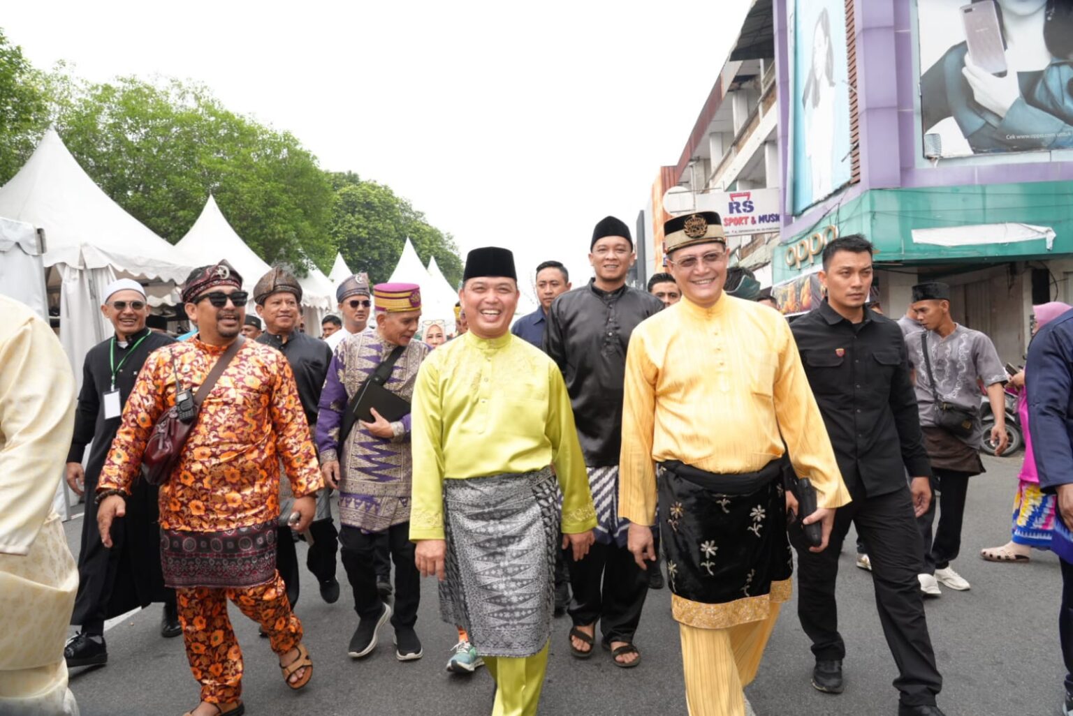 Gandeng Sultan Pontianak, Gubernur Kalbar Ria Norsan Lepas Pawai Budaya Melayu Borneo