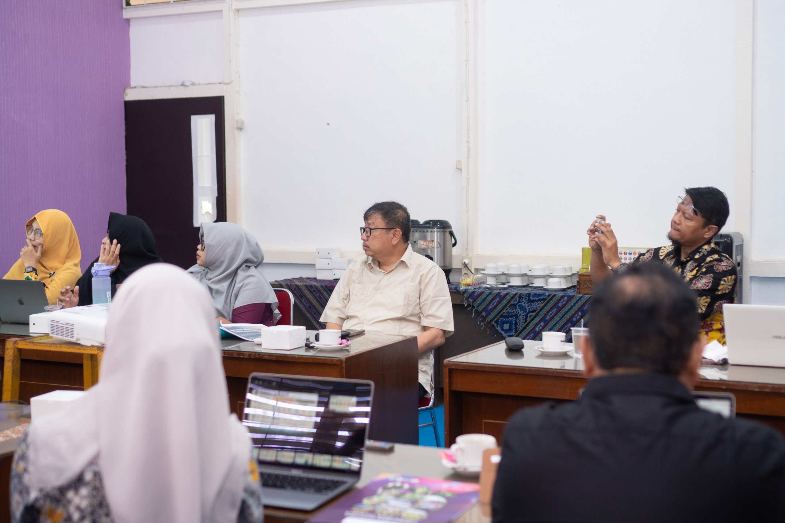 Prof. Gusti Hardiansyah menyimak jalannya diskusi mengenai KMS SEMESTA di Untan.