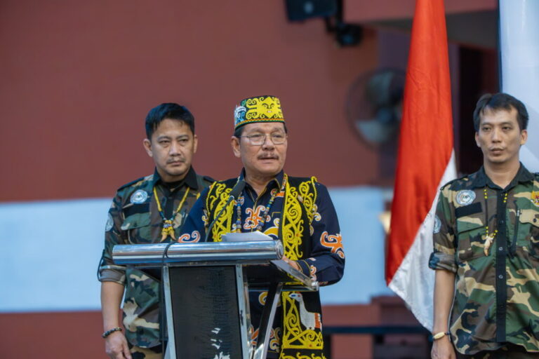 "Wagub Kaltara Ingkong Ala menghadiri pelantikan BAKORMAD Tarakan serta mengajak organisasi adat menjaga kerukunan dan persatuan daerah."