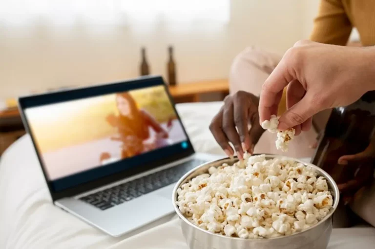 "Mengulas 5 alasan unik di balik kebiasaan orang Indonesia yang gemar makan sambil menonton video gawai demi melepas stres harian."
