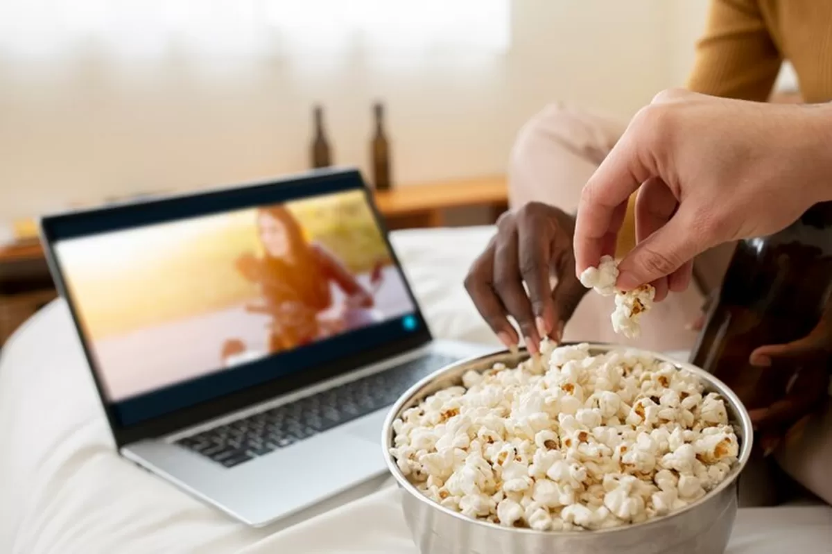 5 Hal Unik Kenapa Orang Indonesia Suka Makan Sambil Nonton