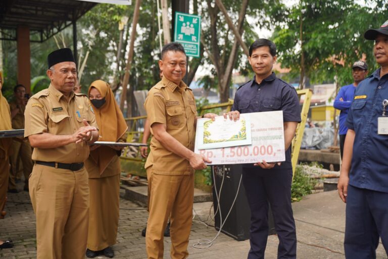 "Pemkot Pontianak serahkan piagam dan uang tunai Rp1,5 juta bagi 50 petugas kebersihan DLH dalam rangka peringatan Hari Jadi Pontianak ke-255."