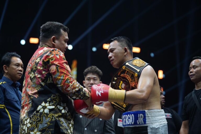 "Yohanes S. Yordan menang TKO di ronde kedua atas Ibrahim Arobi dan merebut Sabuk Emas Kapolda Kalbar dalam ajang Back To Champion di Pontianak."