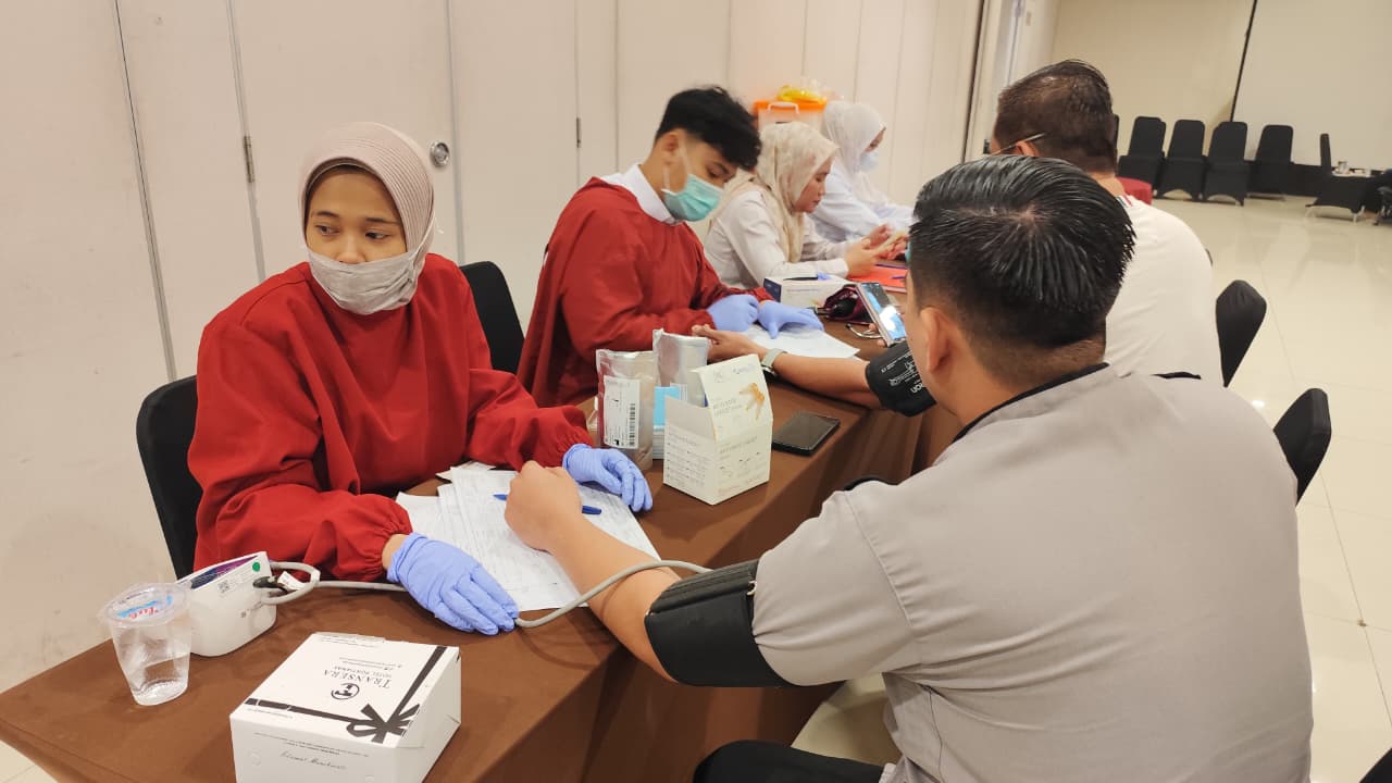 HUT Ke 16 Aston Pontianak Laksanakan Donor Darah dan Perkuat Standar Layanan Internal