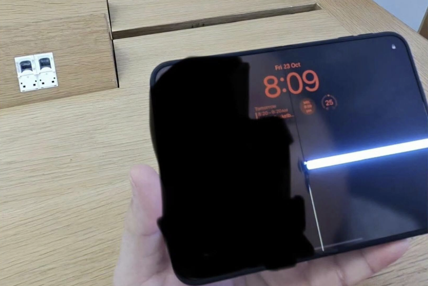 Baru Sehari Rilis, Layar Lipat iPhone Duo Dilaporkan Retak di Area Engsel dan Lightsaber
