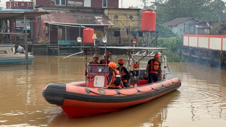 "ABK KM Eka Prima asal Jakarta Selatan, Dicka Wahyudi (21), hilang usai jatuh di perairan Sungai Kakap; Kantor SAR Pontianak kerahkan tim pencari gabungan."