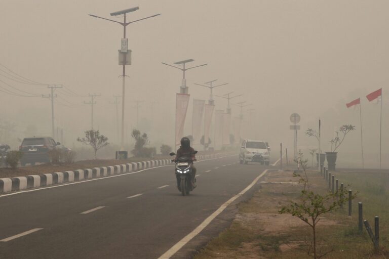 "Kualitas udara Palangkaraya masuk kategori berbahaya dengan AQI 315 akibat kabut asap karhutla, menempati posisi ke-7 kota tercemar di dunia."