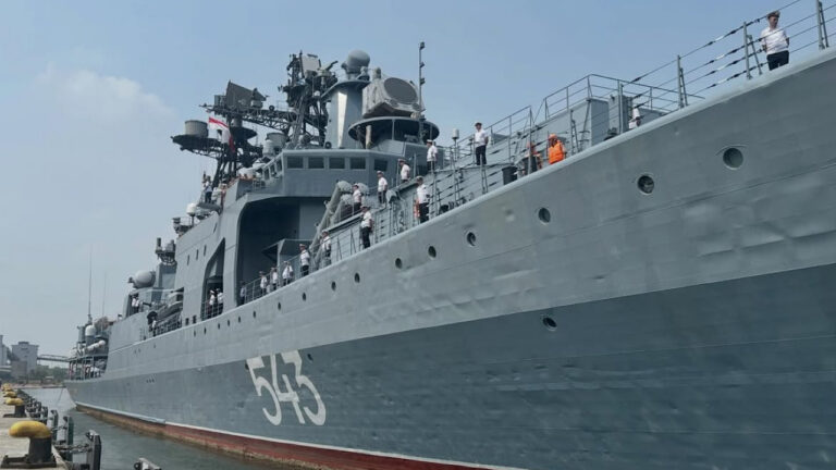 Tampak dekat lambung kapal perang Rusia Marshal Shaposhnikov bernomor 543 bersandar di dermaga. (Dok. Instagram/@rusemb_indonesia)