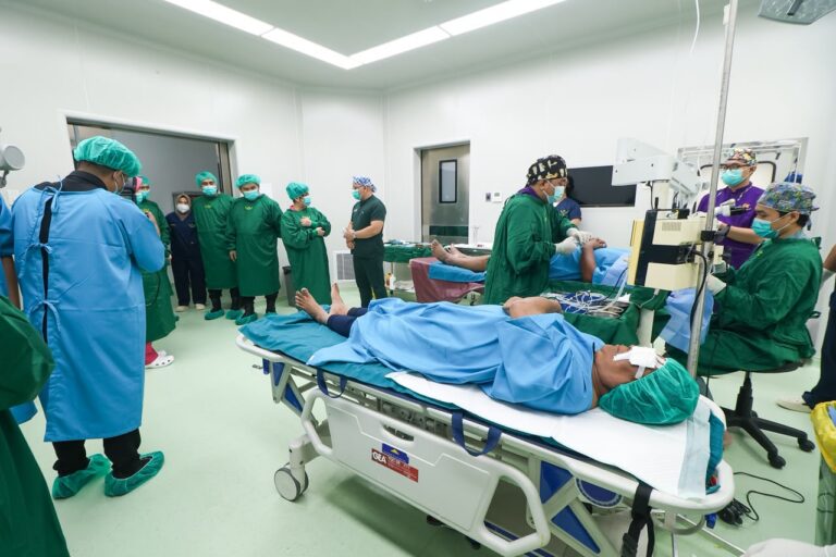 Kapolda Kalbar Irjen Pol. Alberd Teddy Benhard Sianipar berdialog dengan pasien operasi katarak