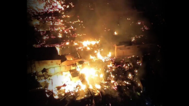 Kobaran api melahap permukiman padat penduduk di Tenggarong pada sore hingga malam hari. (Dok. X/@mridho28_)