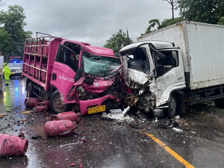 "Truk elpiji hilang kendali akibat jalan licin lalu tabrak truk boks di Jalan Transkalimantan, Kubu Raya, satu sopir tewas dan dua orang terluka."
