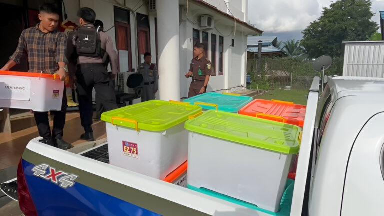 "Kejari Malinau periksa bukti tiket pesawat dan hotel fiktif terkait dugaan korupsi dana hibah Pilkada 2024 di KPU Malinau yang capai 70 persen."