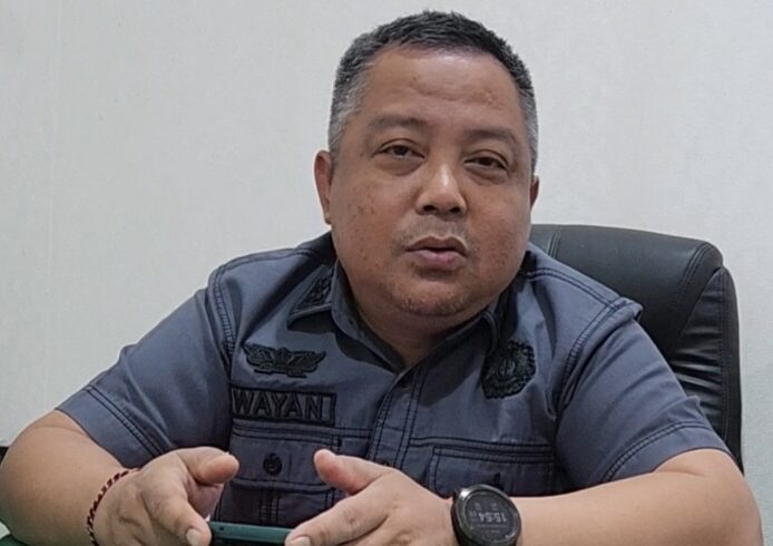 Kasi Penkum Kejati Kalbar I Wayan Gedin Arianta memberikan keterangan pers.