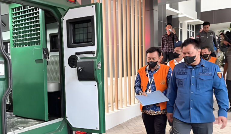"Kejati Kalsel menahan Kepala BKSDA Kalsel AGK dan dua pejabat lainnya atas dugaan korupsi dana kemitraan yang merugikan negara Rp 5,62 miliar."