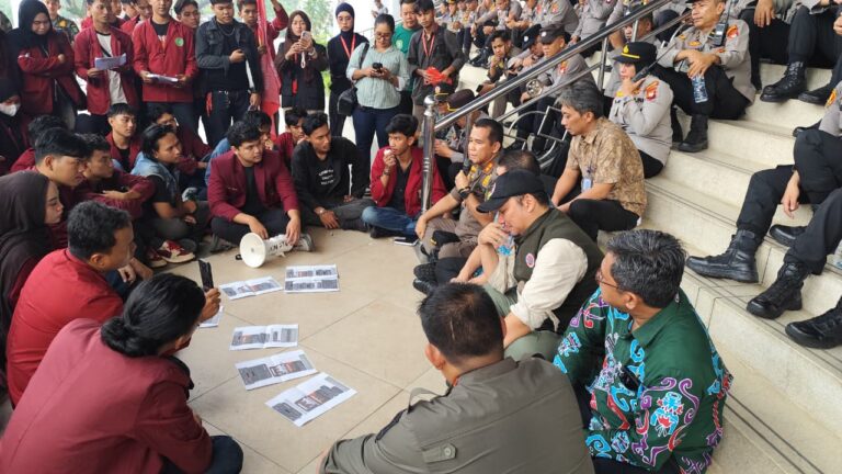 "Keluarga Wagub Kalbar Krisantus Kurniawan bantah dugaan intimidasi Ketua PC IMM Pontianak, sebut pesan klarifikasi anggaran murni inisiatif pribadi."