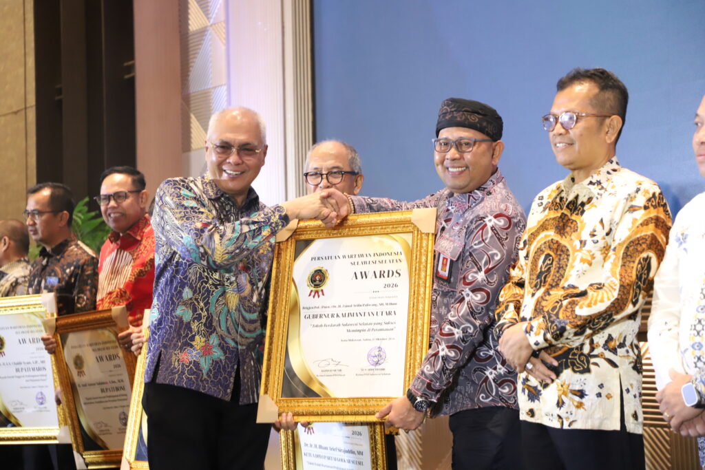 PWI Sulsel Anugerahi Gubernur Kaltara Penghargaan Tokoh Berdarah Sulsel di Perantauan