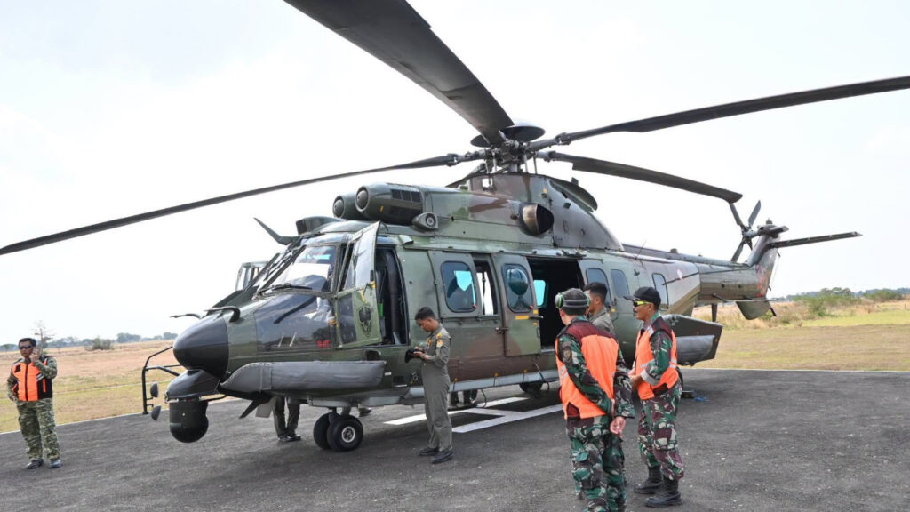 Atasi Kebakaran Hutan Gunung Ciremai, TNI AU Kerahkan Helikopter EC-725/H225M Caracal untuk Misi Water Bombing