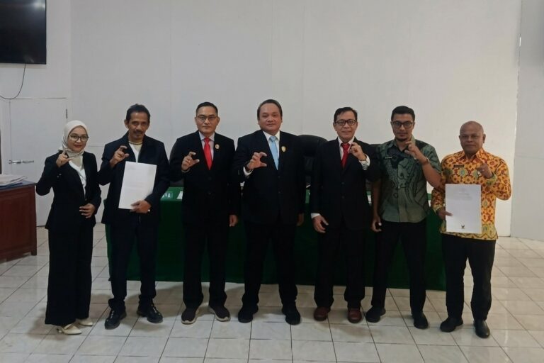 "Komisi Informasi Kalbar tolak sanggahan Pemkab Ketapang dan perintahkan pembukaan dokumen hibah daerah 2021-2025 kepada pemohon Herry Iskandar."